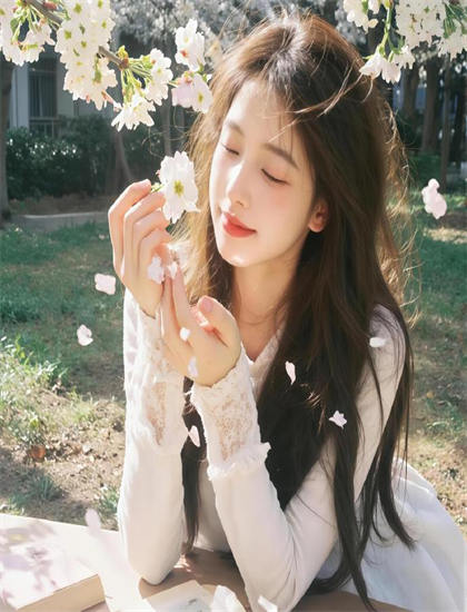 表演艺术解析：《天天向上2012》的表演风格的独特性与艺术价值 揭示人性的复杂与美好